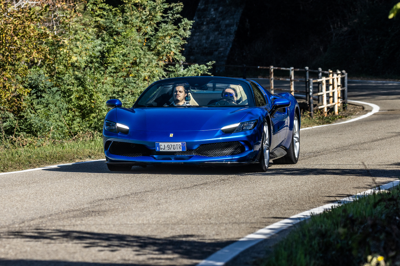 Ferrari 296 GTS: le foto della prova su strada