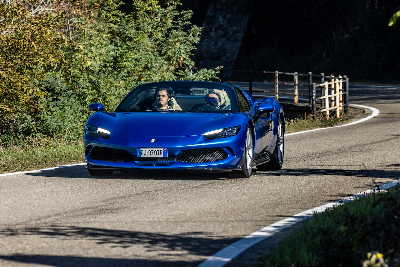 Ferrari 296 GTS: le foto della prova su strada