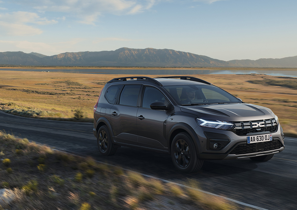 Dacia Jogger Hybrid 140: le foto ufficiali