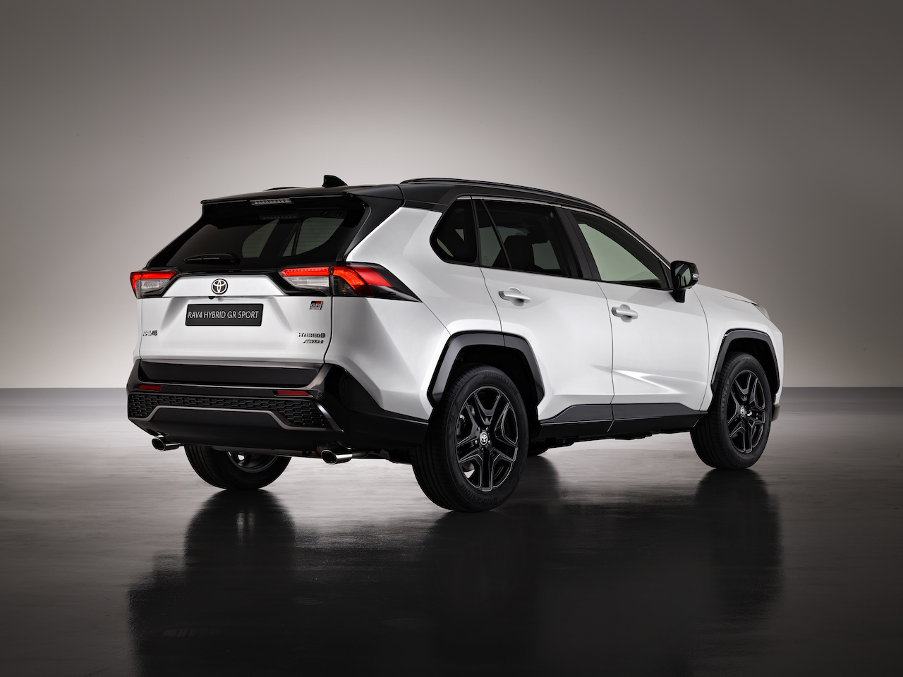 Toyota RAV4 Hybrid GR SPORT: le foto ufficiali