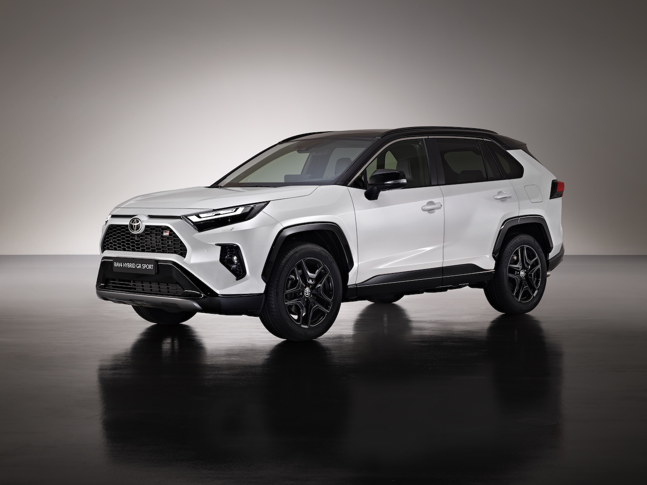 Toyota RAV4 Hybrid GR SPORT: le foto ufficiali