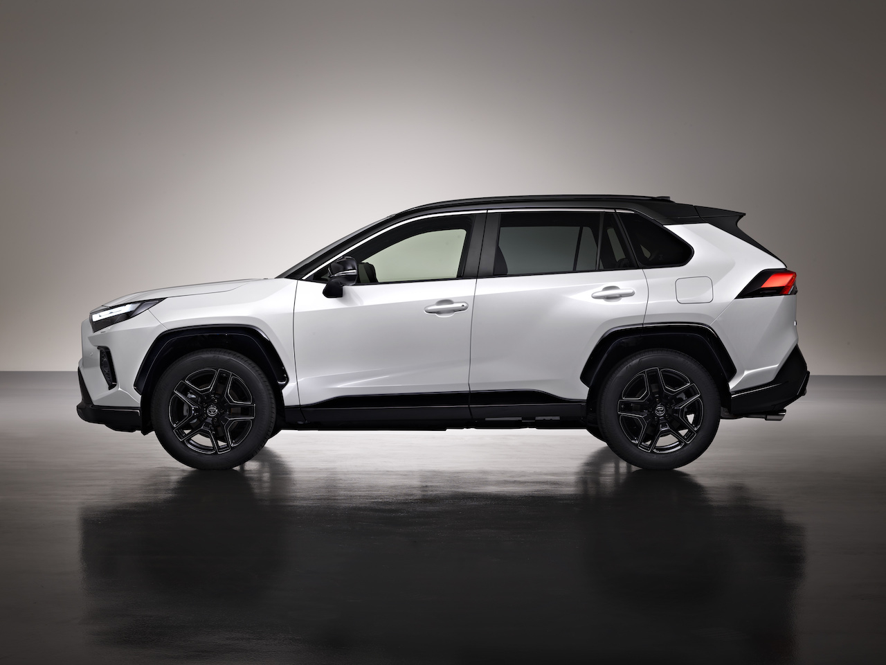 Toyota RAV4 Hybrid GR SPORT: le foto ufficiali