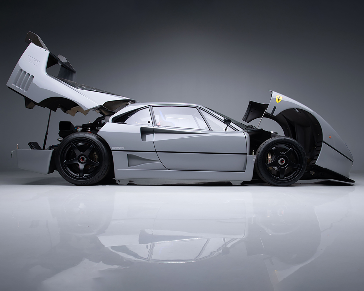 Ferrari F40 grigia