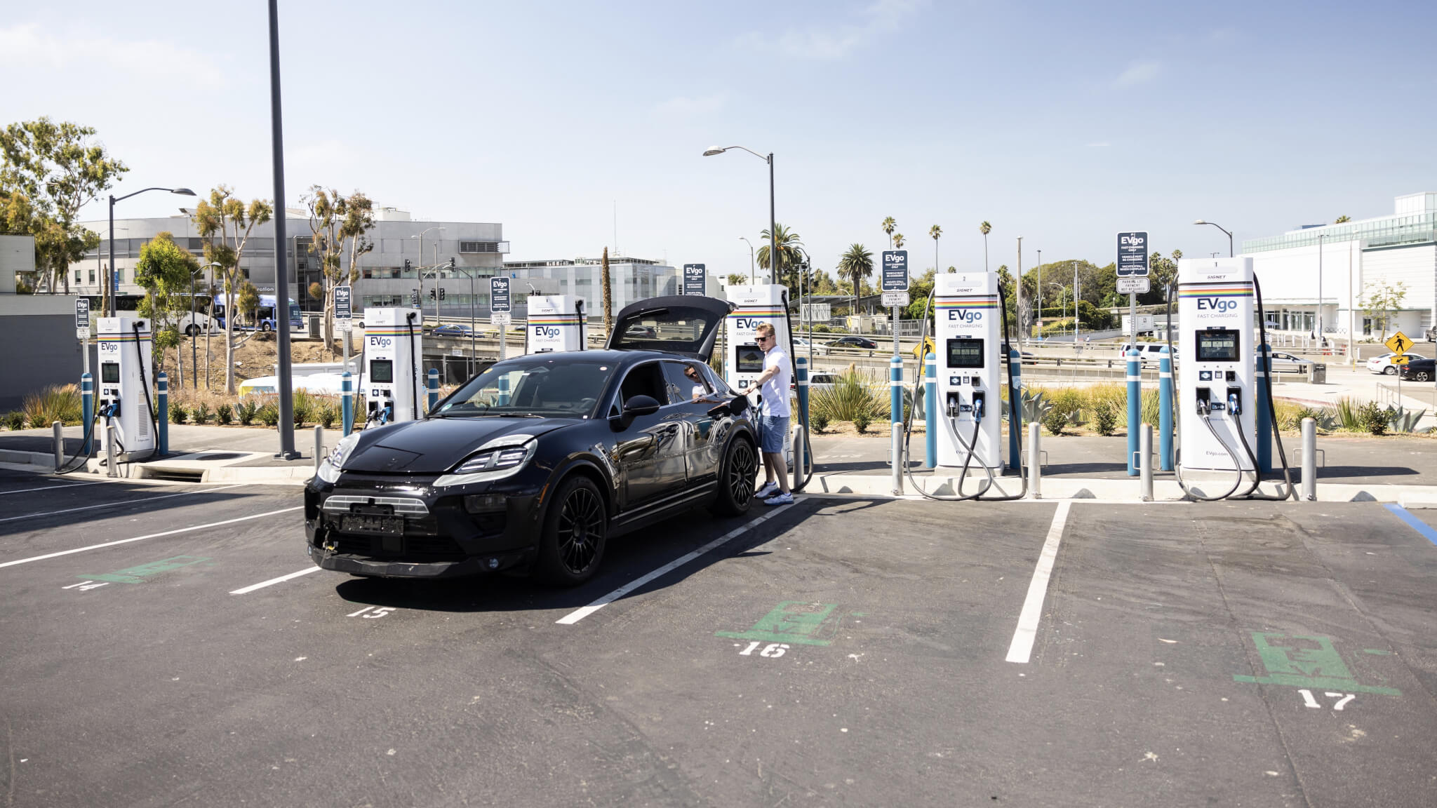 Porsche Macan EV: le prime foto ufficiali