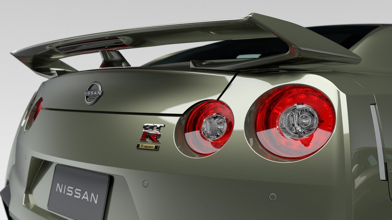 Nissan GT-R 2024: immagini ufficiali