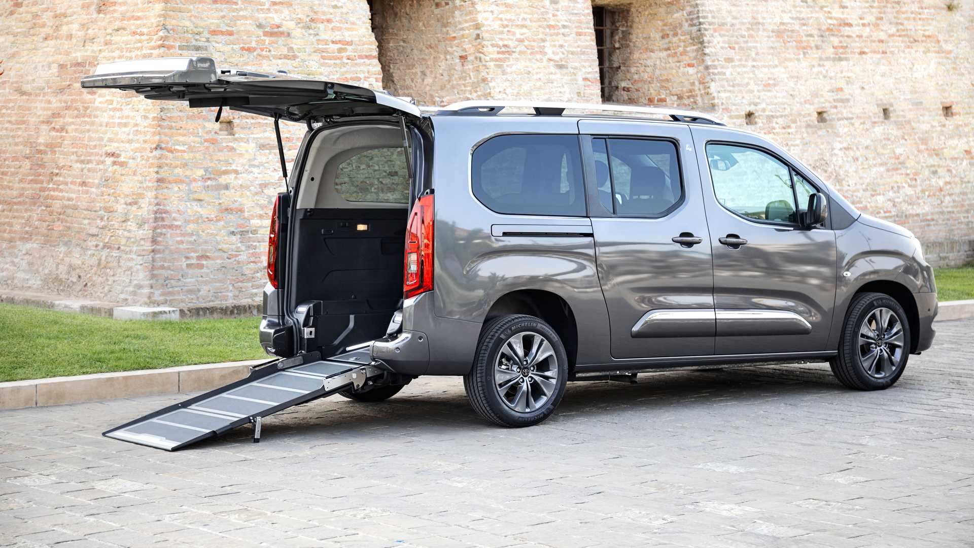 Toyota ProAce Verso e ProAce Verso City: le immagini ufficiali