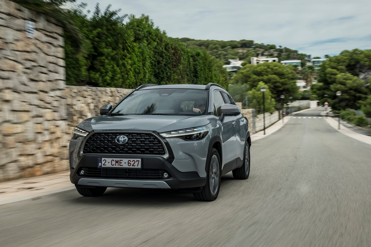 Toyota Corolla Cross 1.8 Hybrid 2023: immagini ufficiali