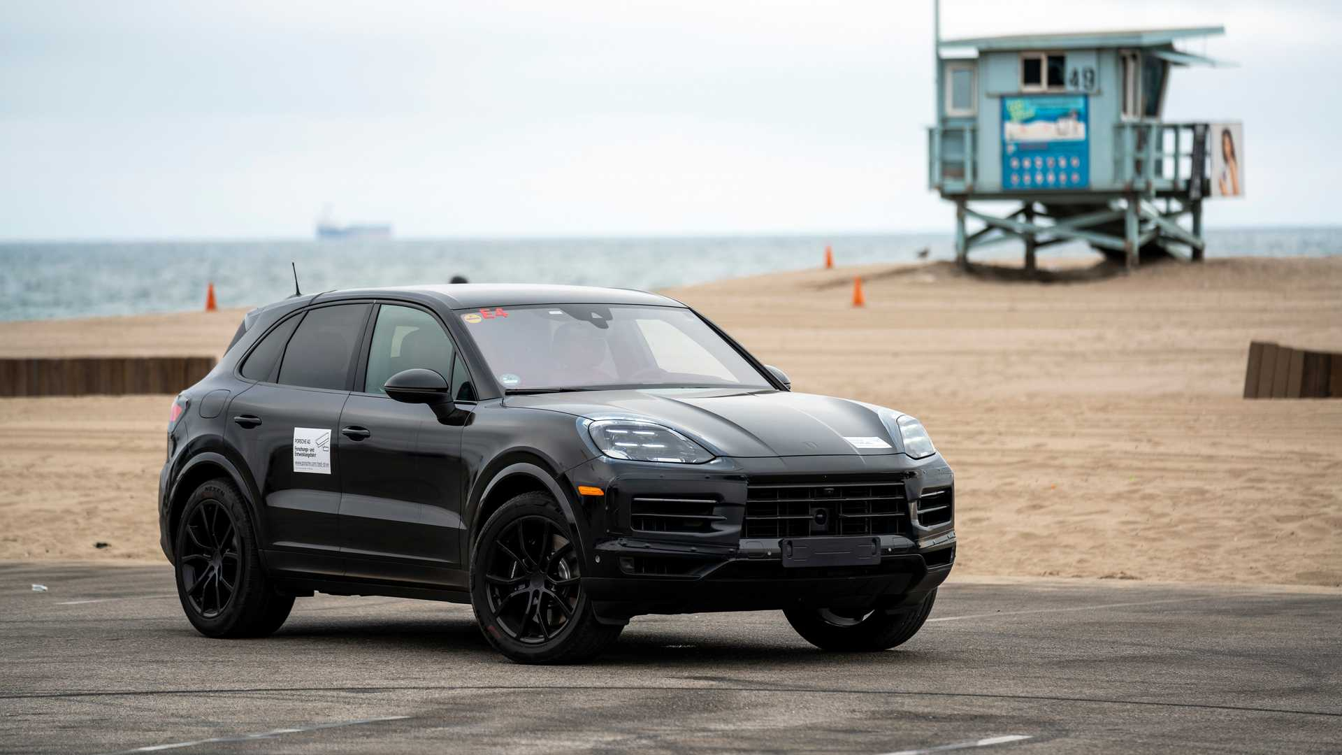 La Porsche Cayenne 2023 durante i test su strada