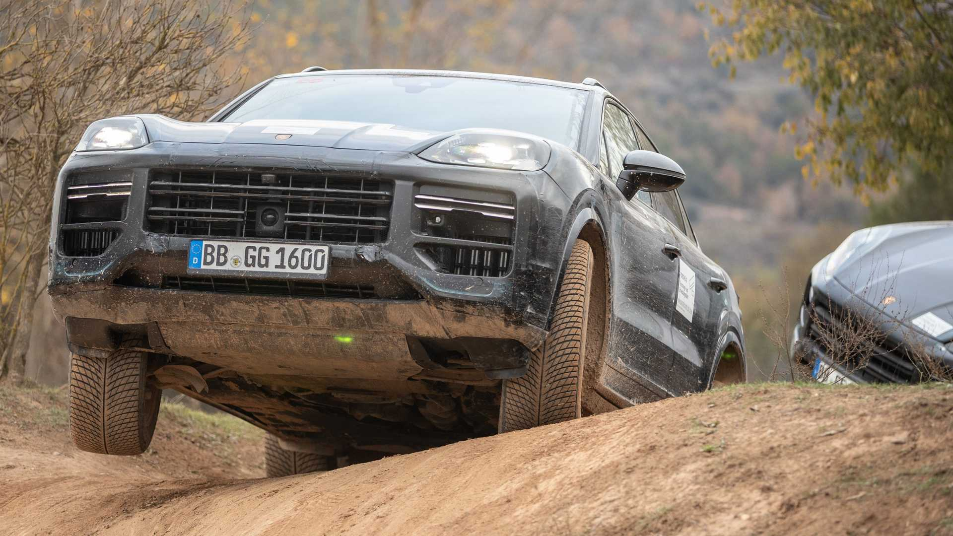 La Porsche Cayenne 2023 durante i test su strada