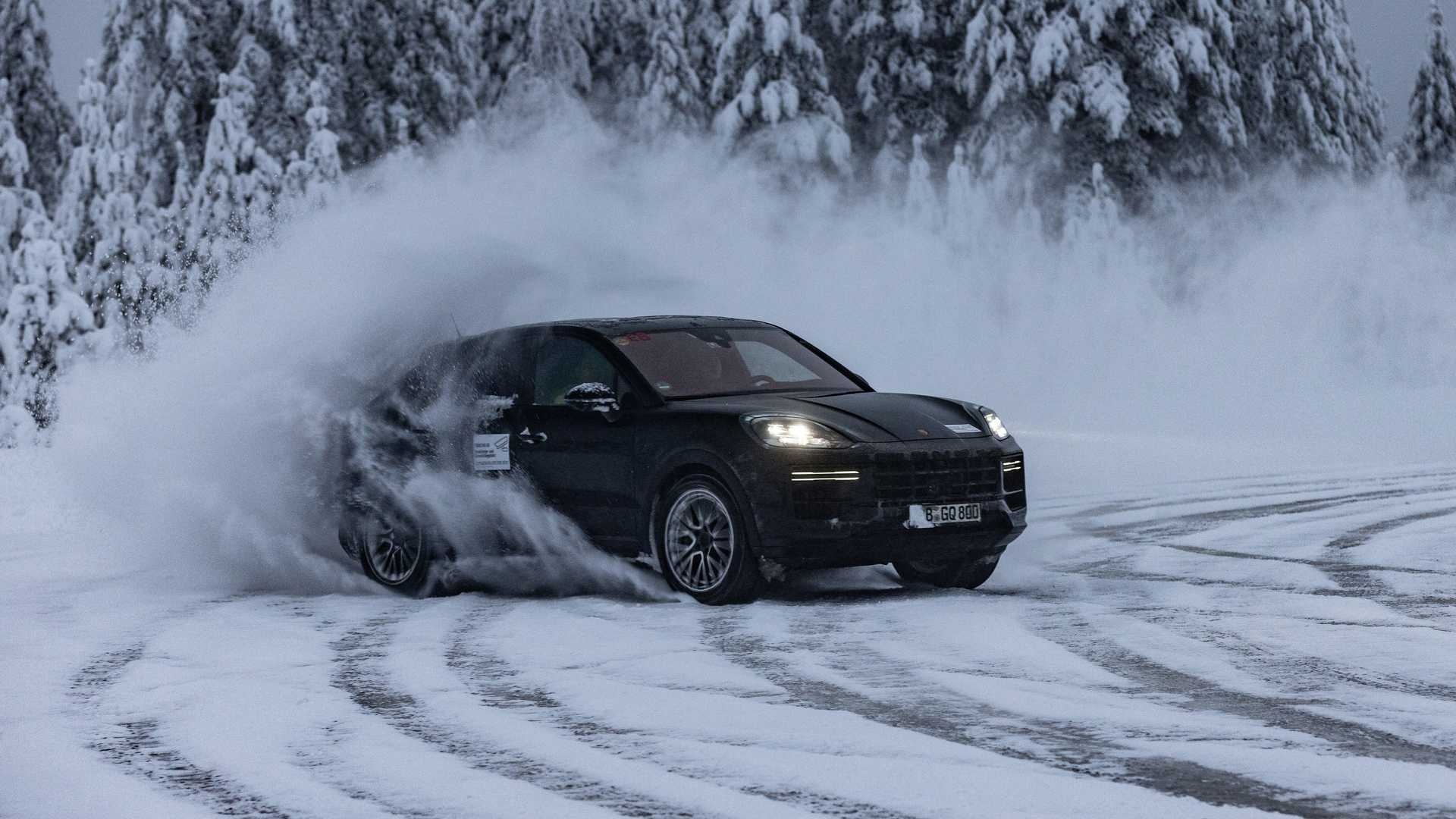 La Porsche Cayenne 2023 durante i test su strada