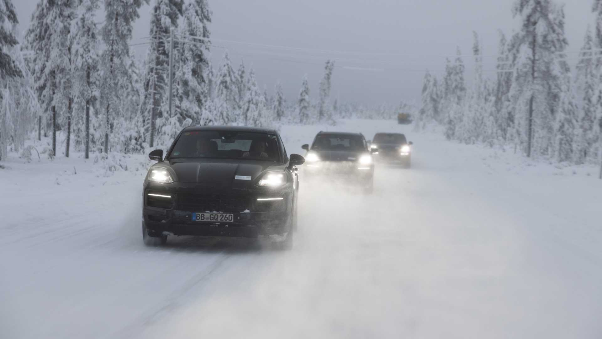 La Porsche Cayenne 2023 durante i test su strada