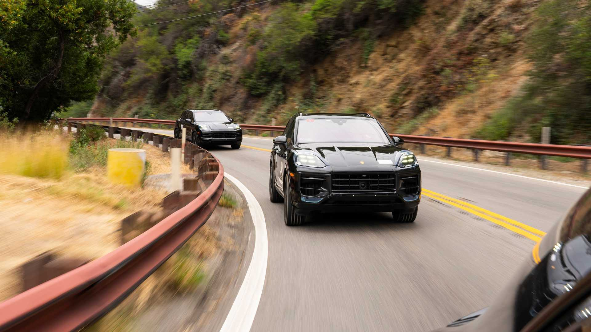 La Porsche Cayenne 2023 durante i test su strada