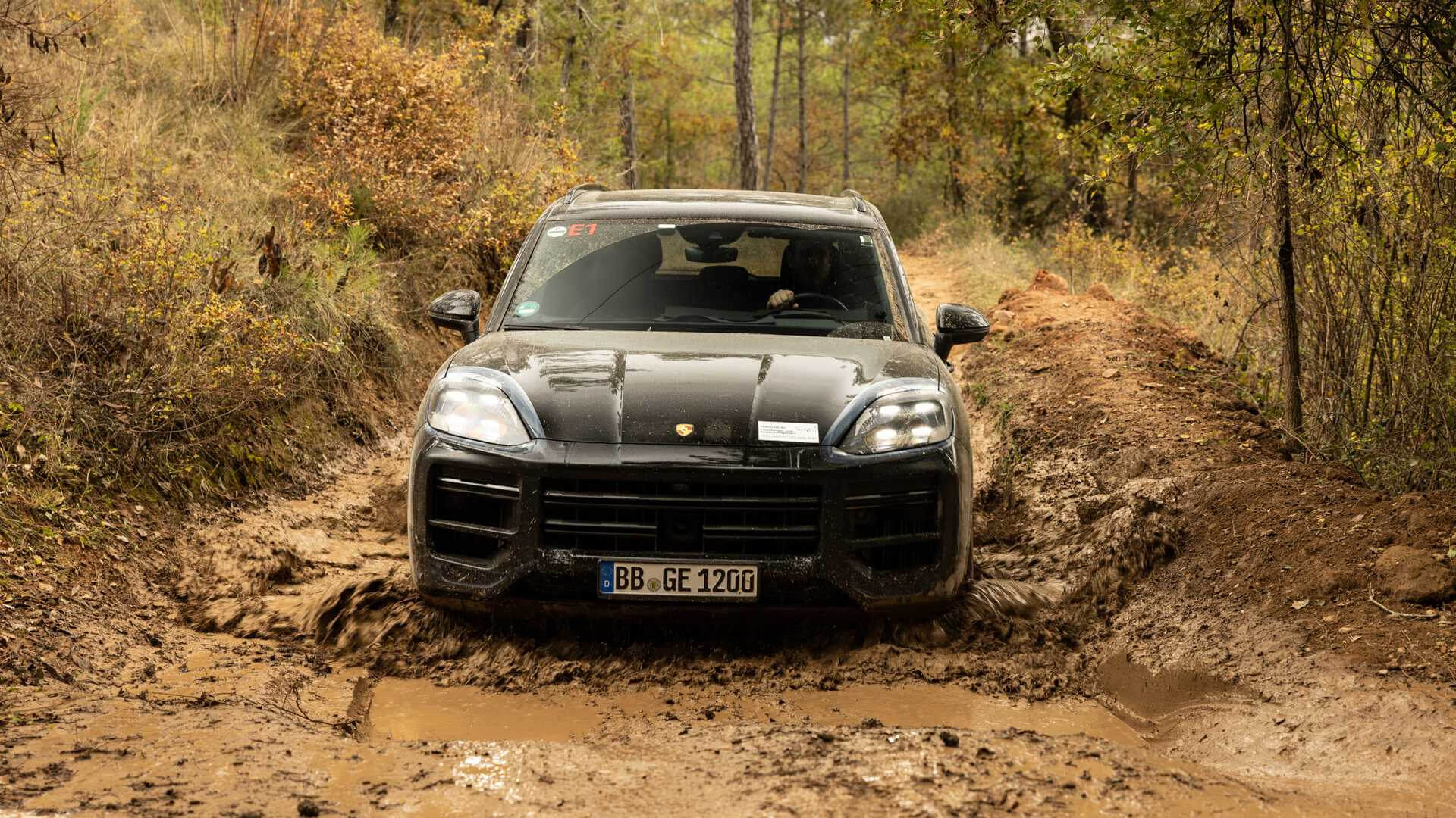 La Porsche Cayenne 2023 durante i test su strada