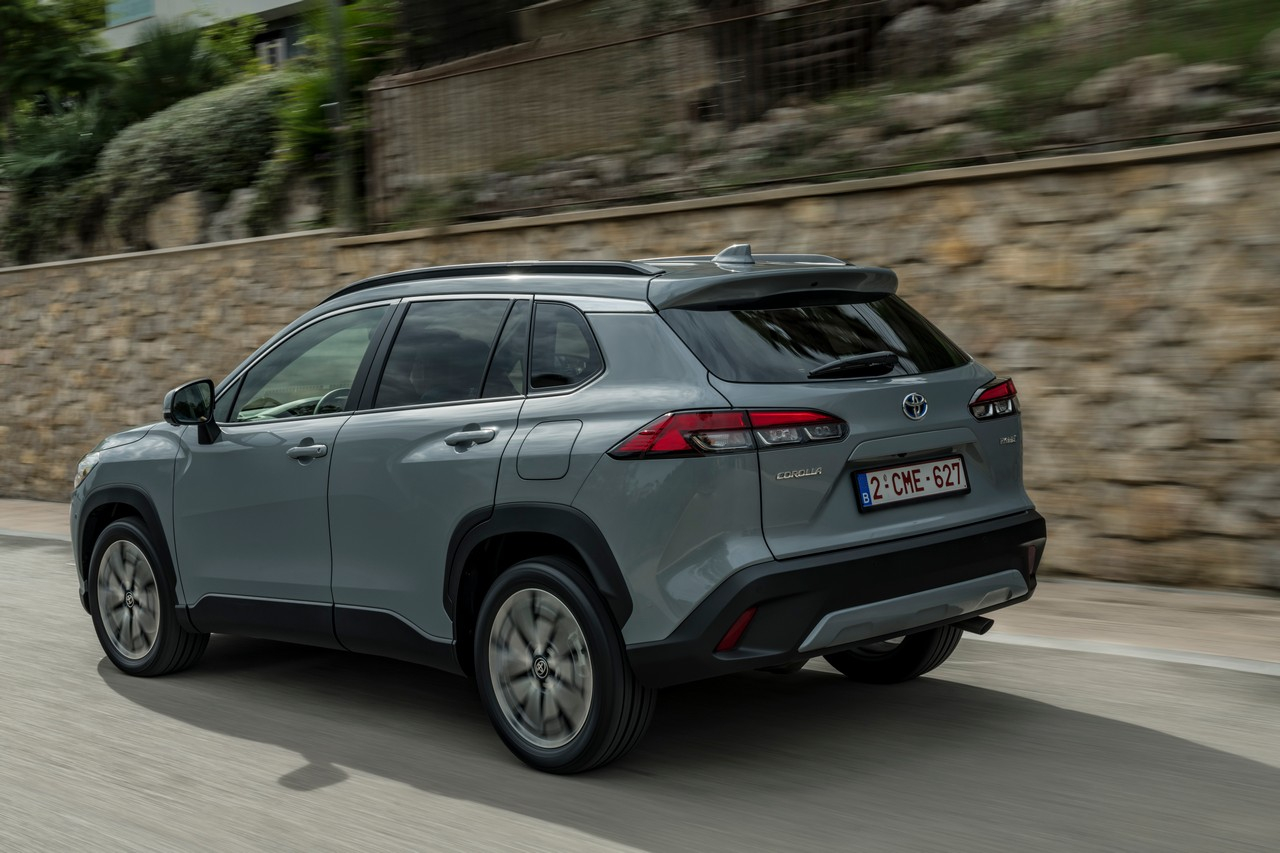 Toyota Corolla Cross 1.8 Hybrid 2023: immagini ufficiali