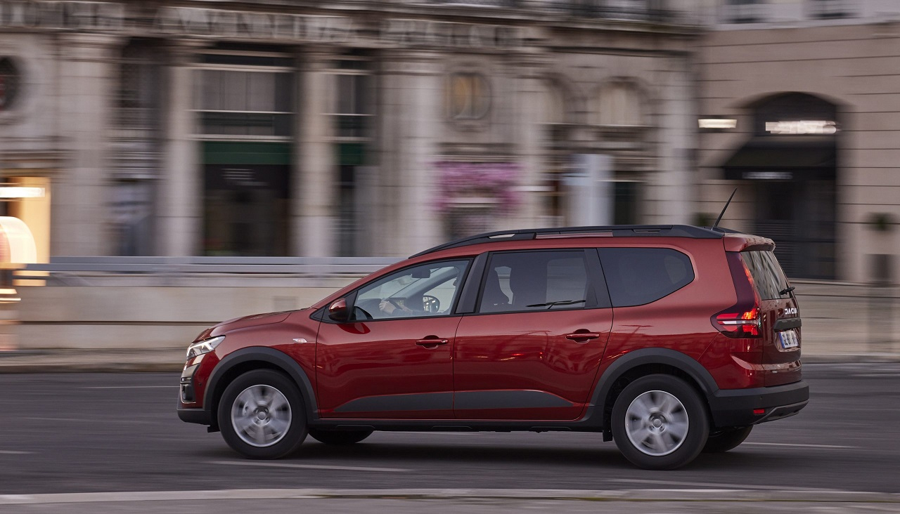 Dacia Jogger ibrida, le foto degli esterni e degli interni