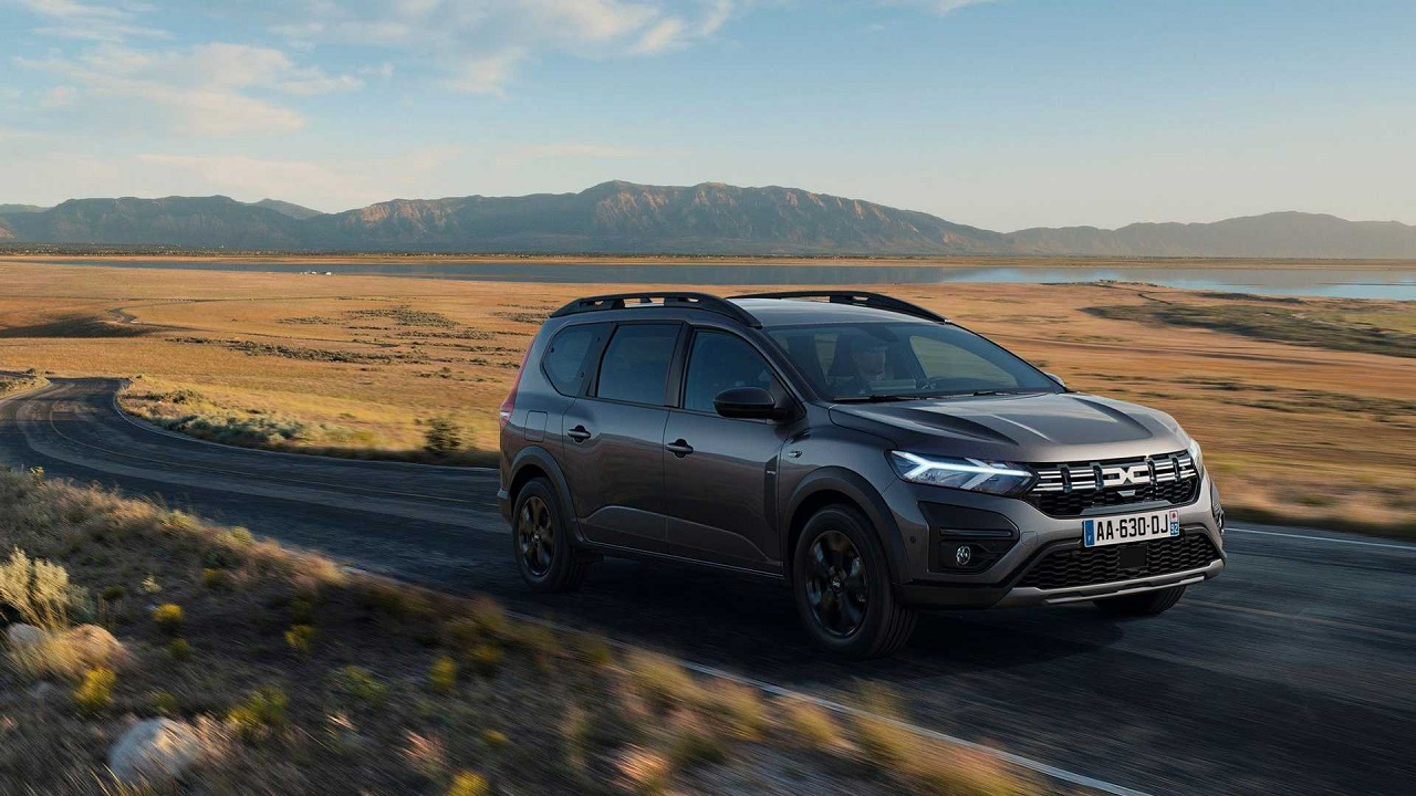 Dacia Jogger ibrida, le foto degli esterni e degli interni