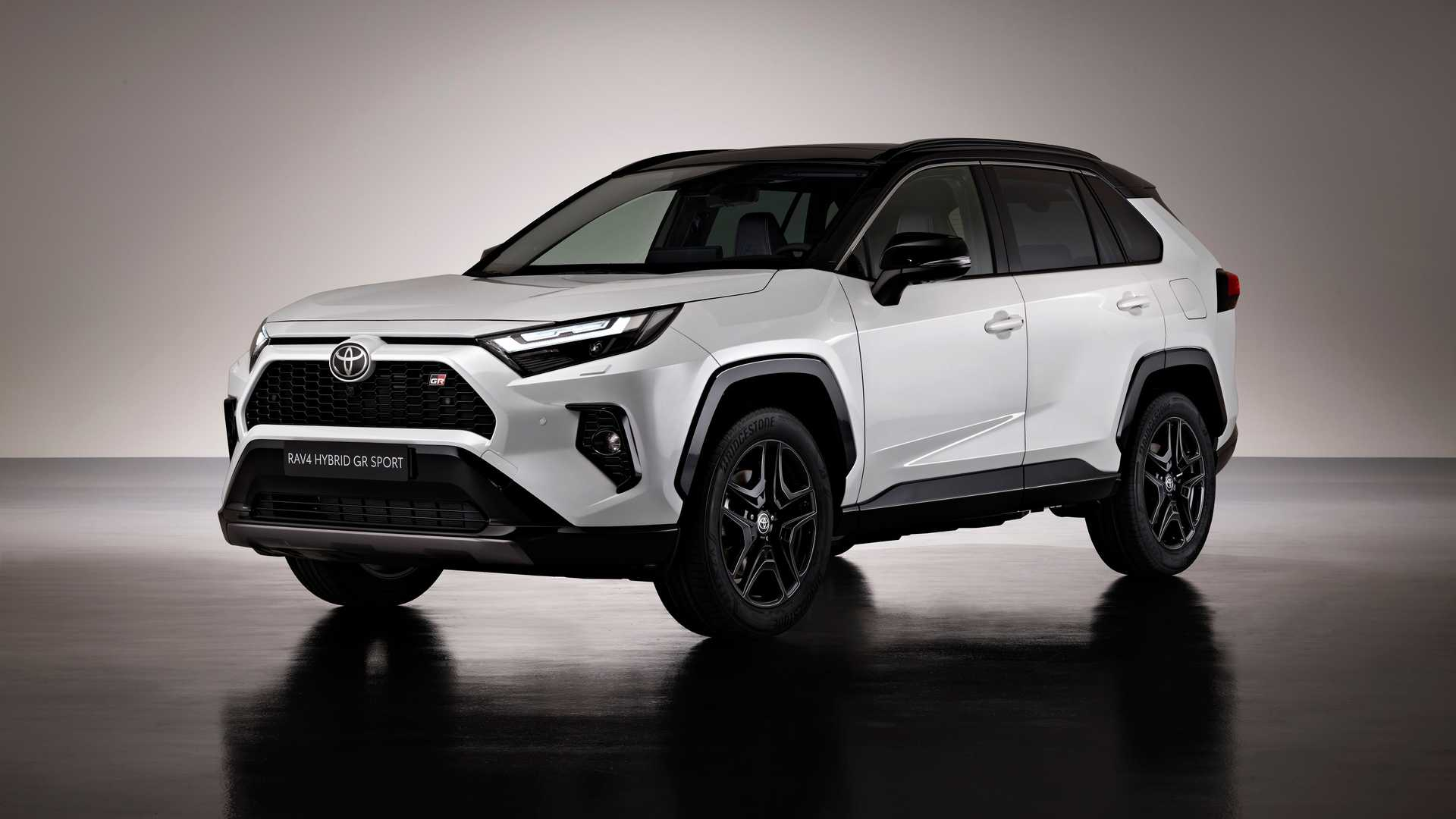 Toyota RAV4 GR Sport: le immagini ufficiali