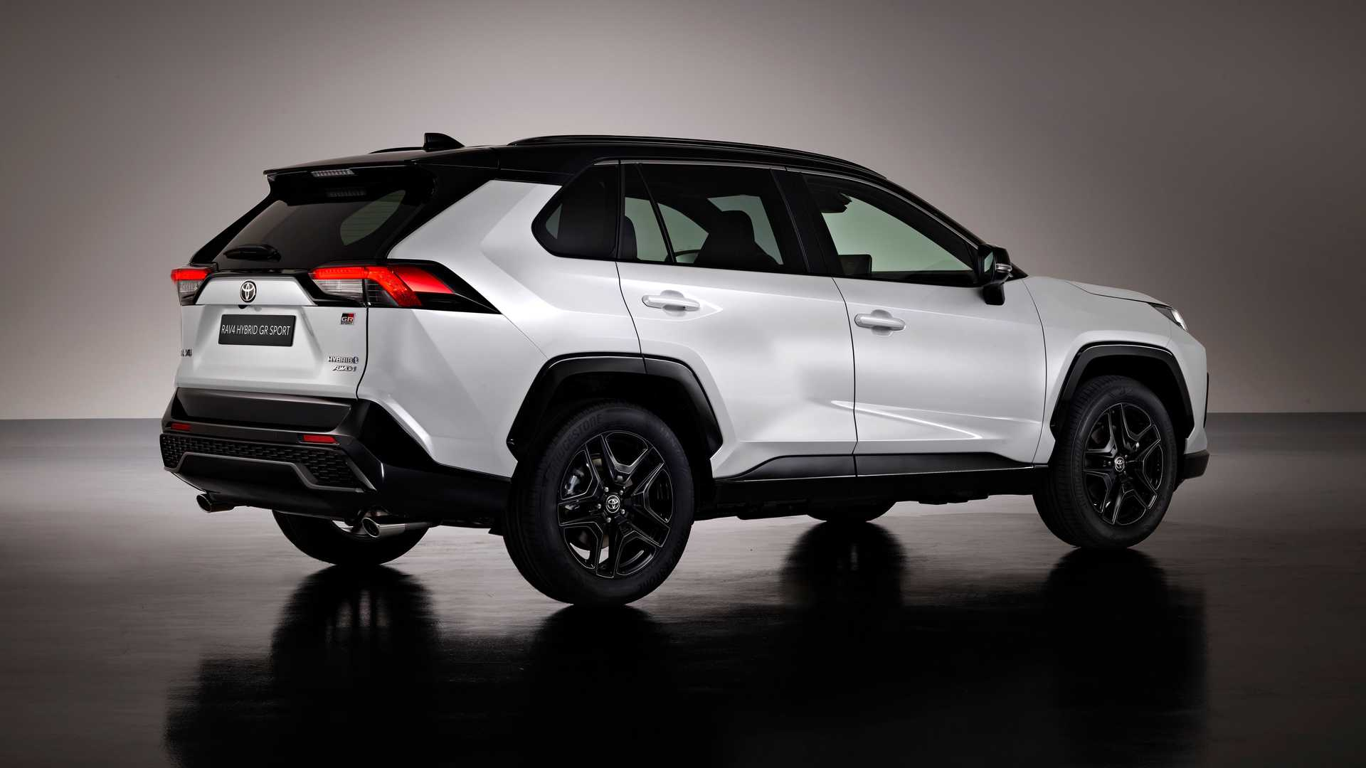 Toyota RAV4 GR Sport: le immagini ufficiali