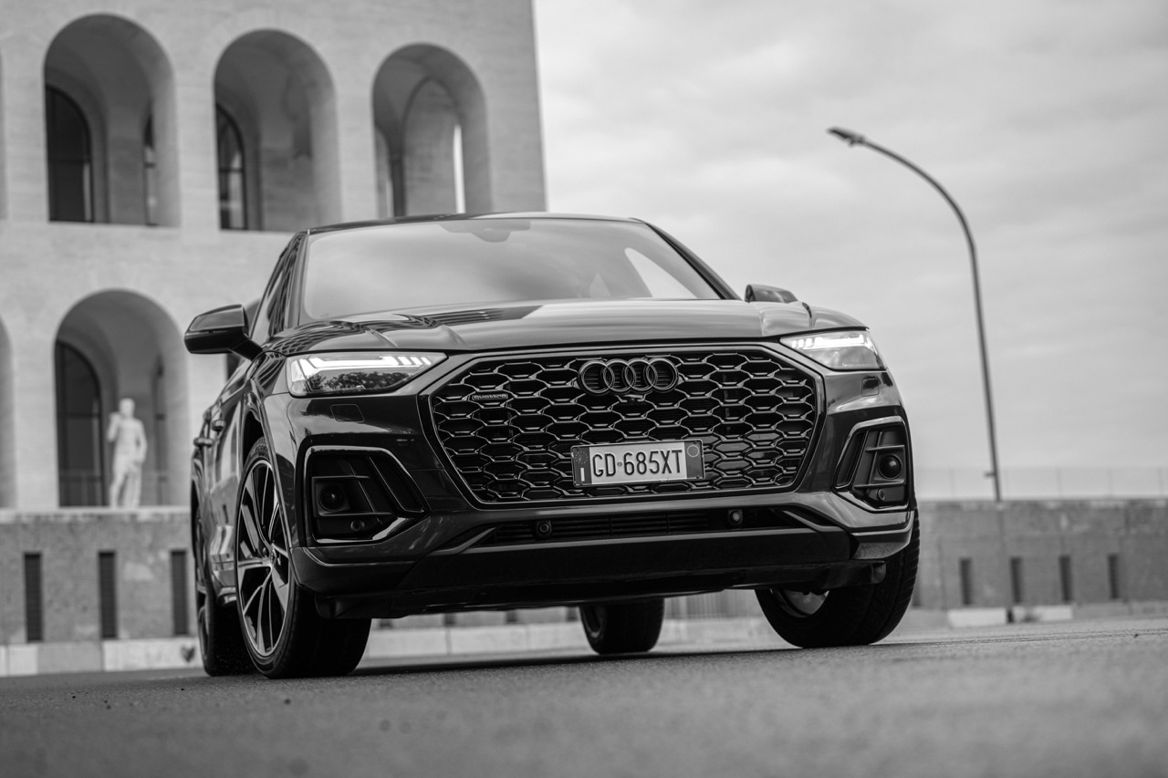 Audi Q3 e Q5  Identity Black: le foto