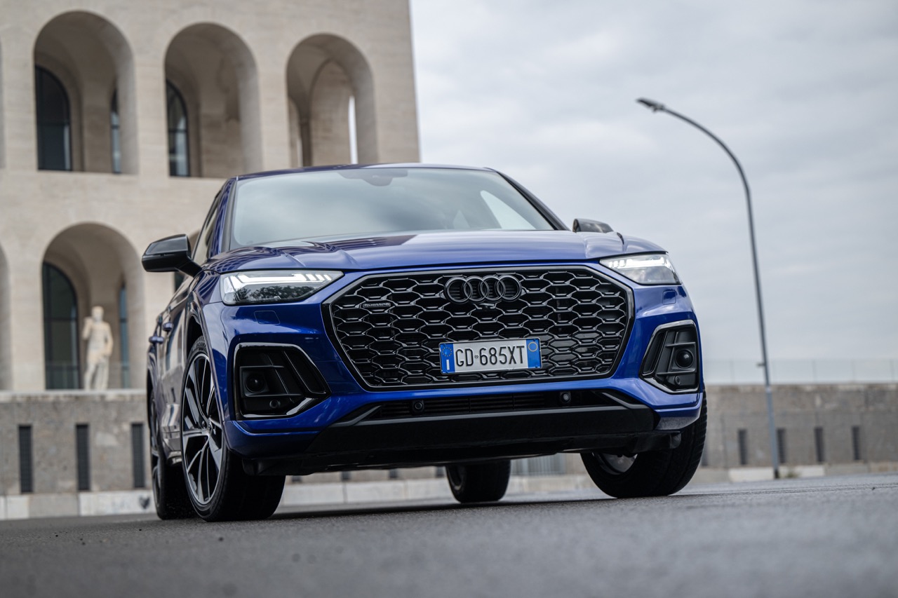 Audi Q3 e Q5  Identity Black: le foto