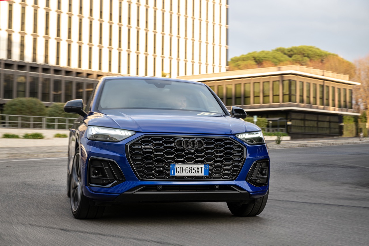 Audi Q3 e Q5  Identity Black: le foto