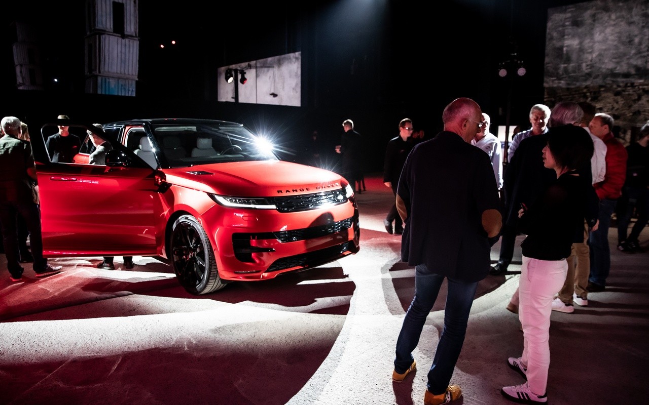 Nuova Range Rover Sport 2022: presentazione all'hangar Bicocca di Milano