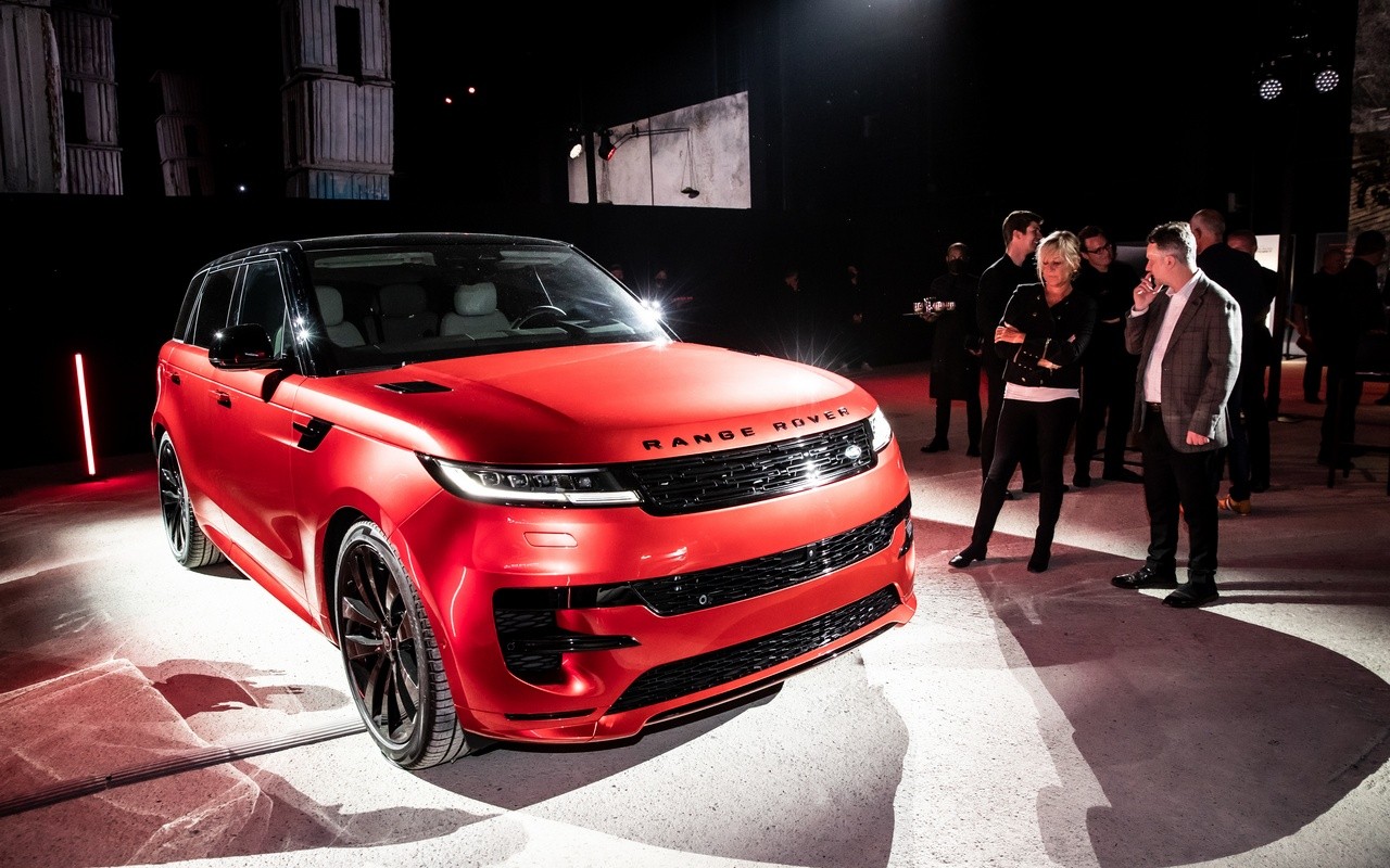 Nuova Range Rover Sport 2022: presentazione all'hangar Bicocca di Milano