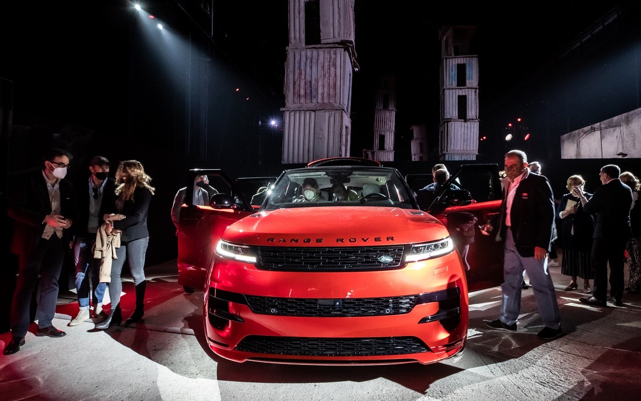 Nuova Range Rover Sport 2022: presentazione all'hangar Bicocca di Milano