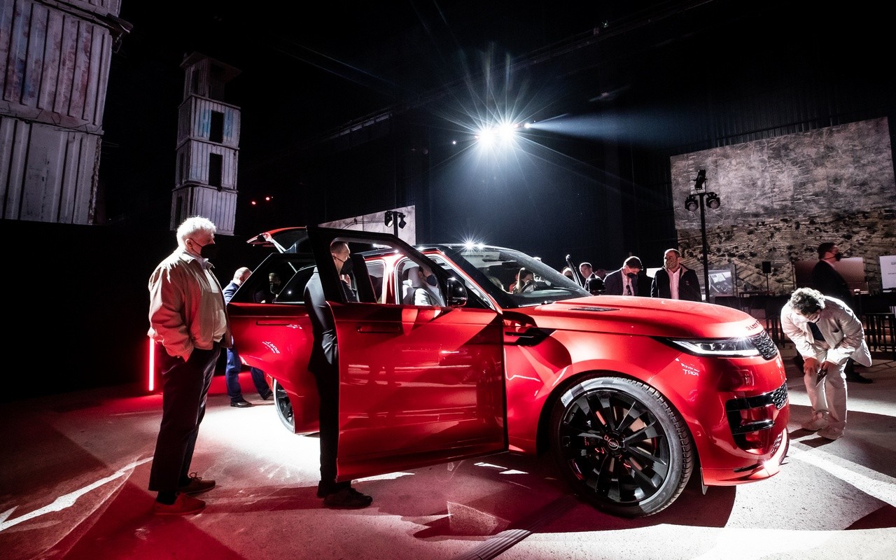 Nuova Range Rover Sport 2022: presentazione all'hangar Bicocca di Milano