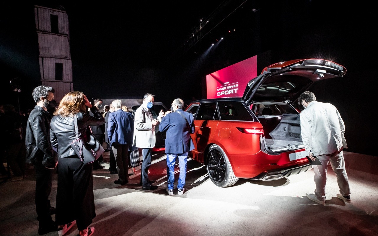 Nuova Range Rover Sport 2022: presentazione all'hangar Bicocca di Milano