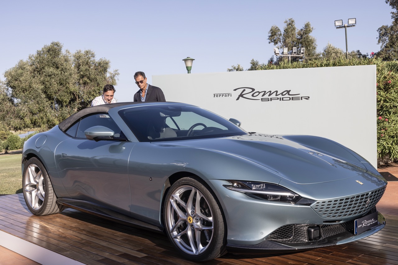 Ferrari Roma Spider: le foto con Flavio Manzoni