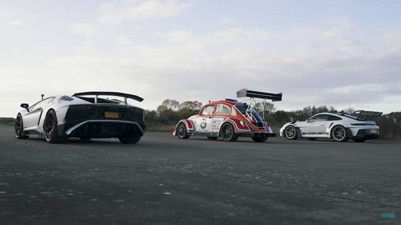 Lamborghini vs Porsche vs Beetle “Tesla”: the drag race you don’t expect