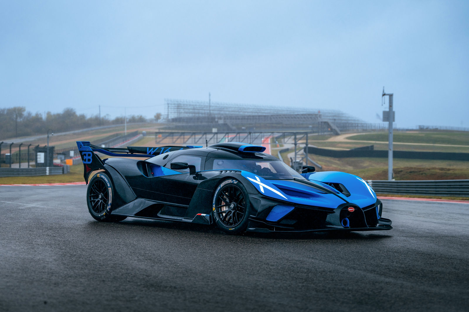 https://www.autoblog.it/app/uploads/2025/01/03-bugatti-bolide-at-cota.jpg