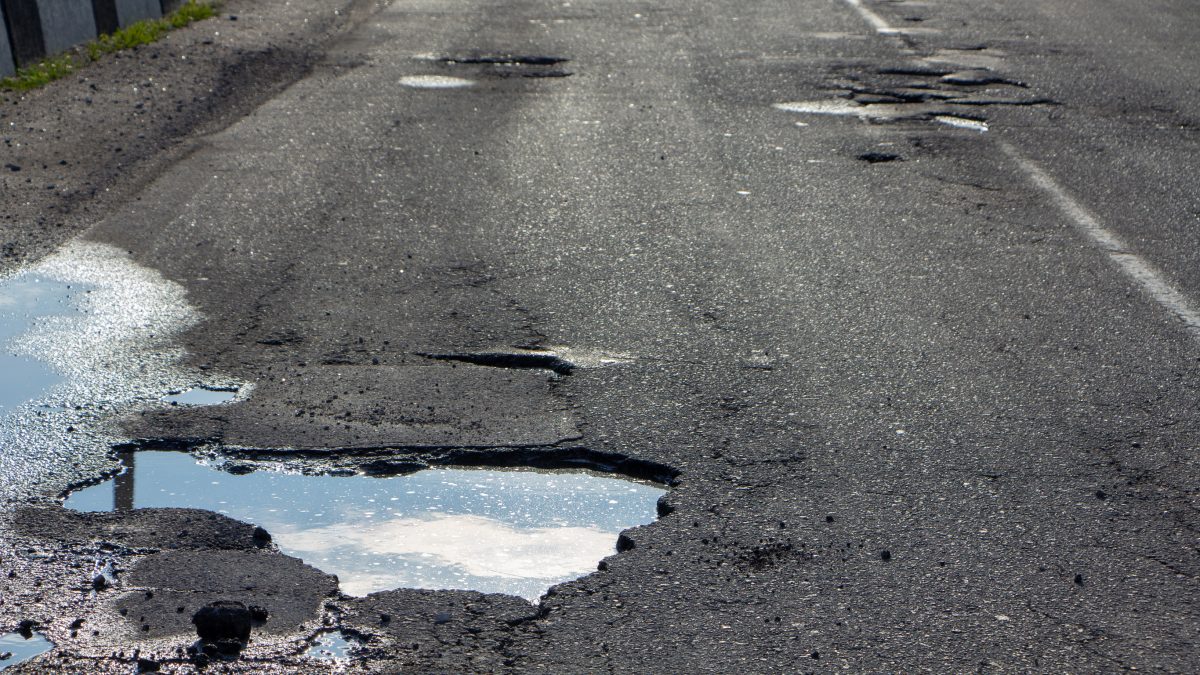 Buche e pioggia sulla Milano-Meda, caos per gli automobilisti