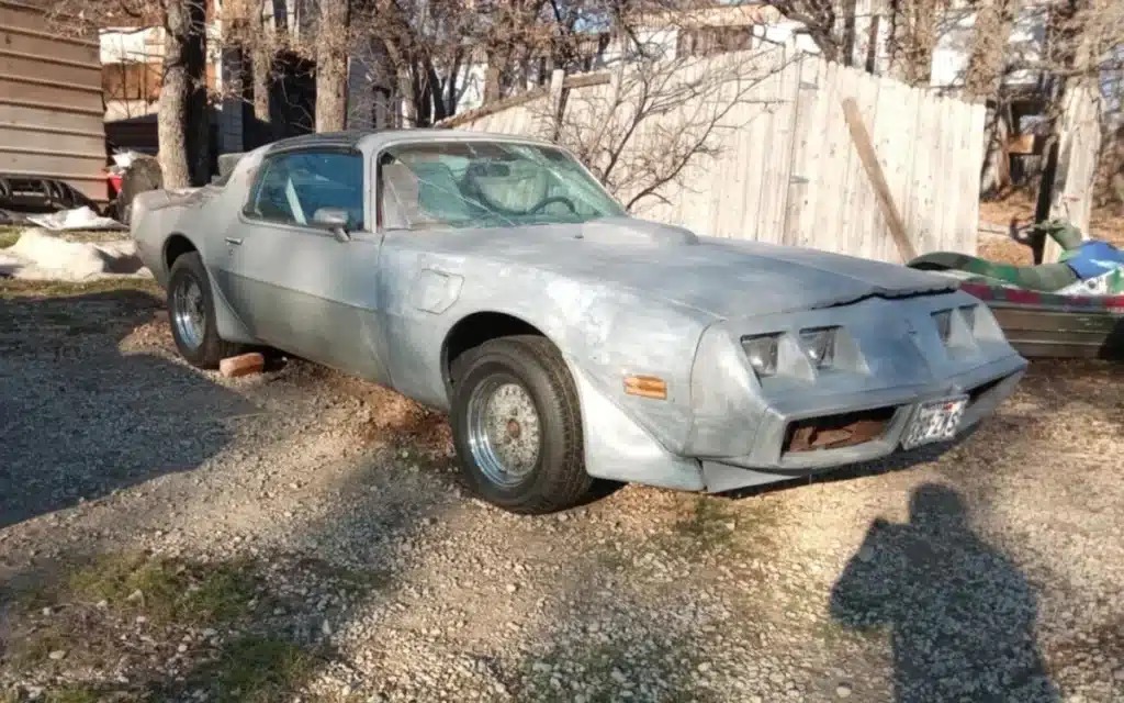 Scoperta incredibile: una Pontiac Firebird del 1979 emerge dopo 40 anni