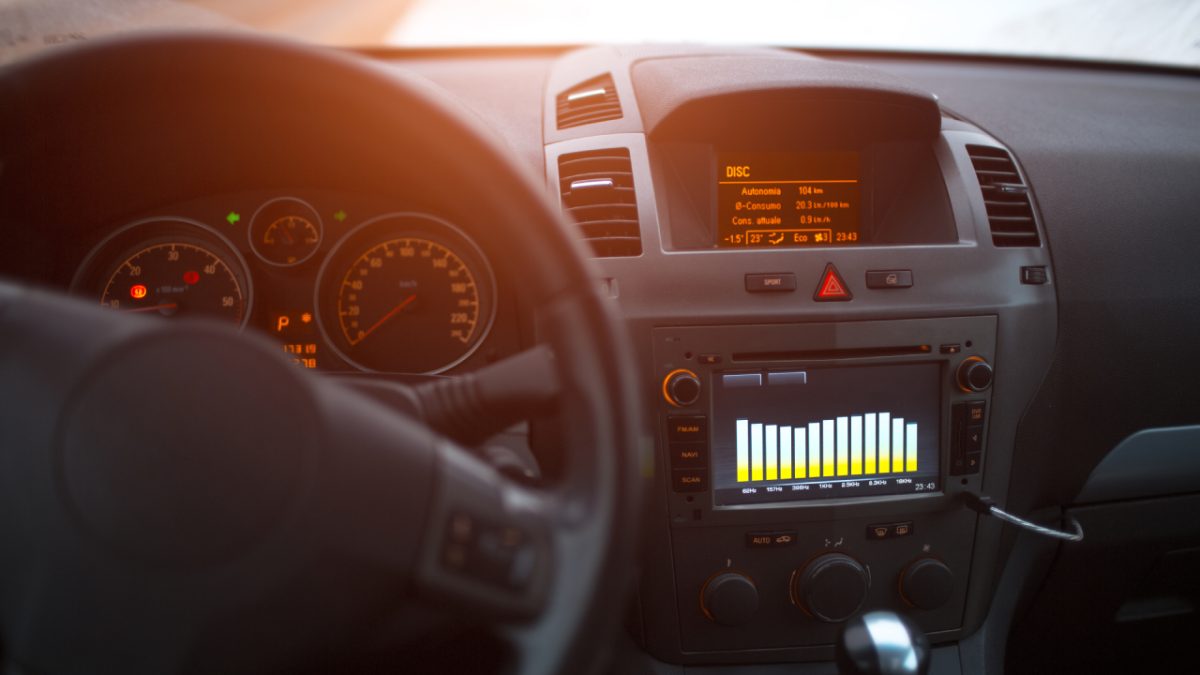 Musica alta in auto: sicurezza e normative da conoscere