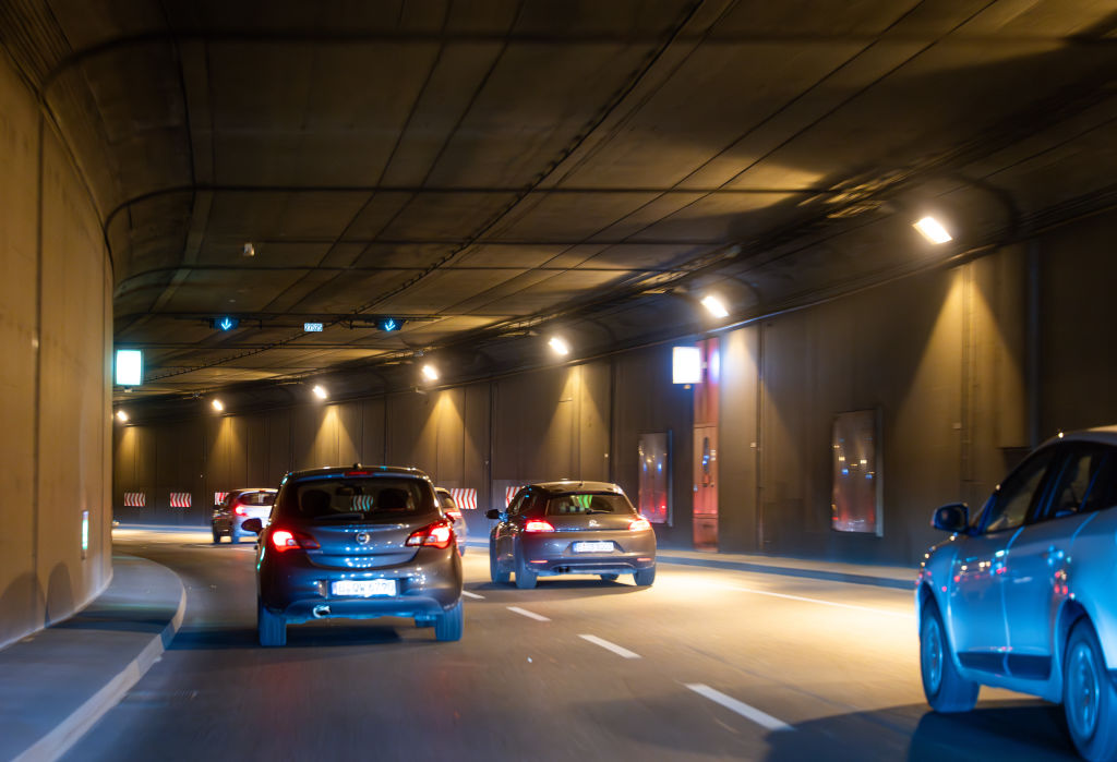 Non rispetta la distanza e tampona in autostrada: più di 100.000 euro di multa