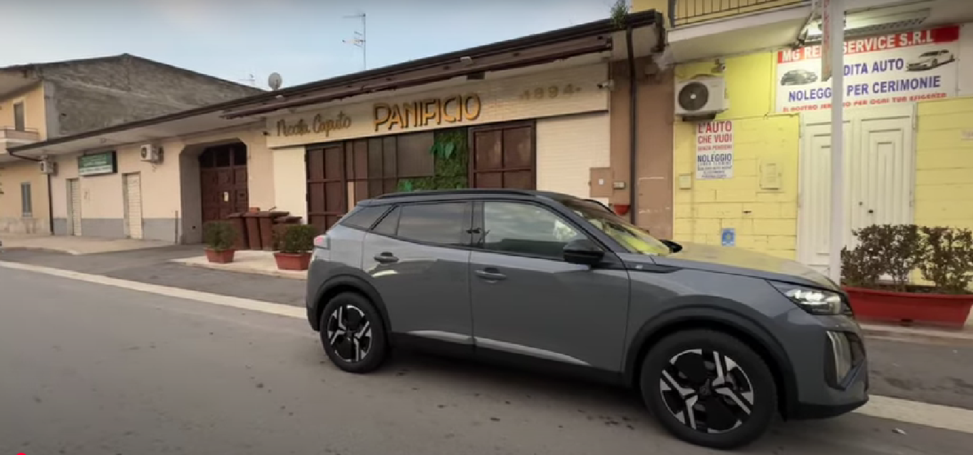 Viaggiare in elettrico è davvero impossibile? La sfida dello youtuber con Peugeot E-2008