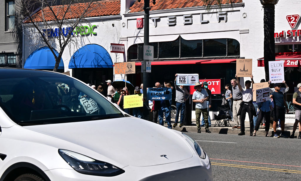 Tesla sprofonda in Borsa, il marchio è in caduta libera