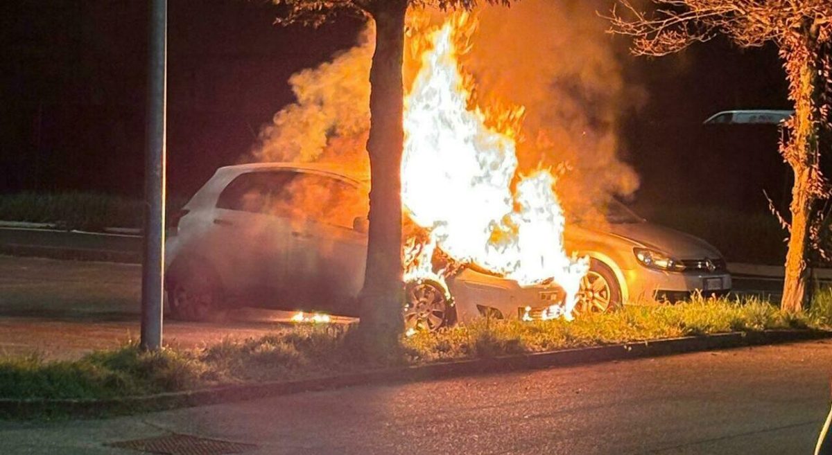 Toyota Yaris prende fuoco a causa dei fari accessi per troppo tempo