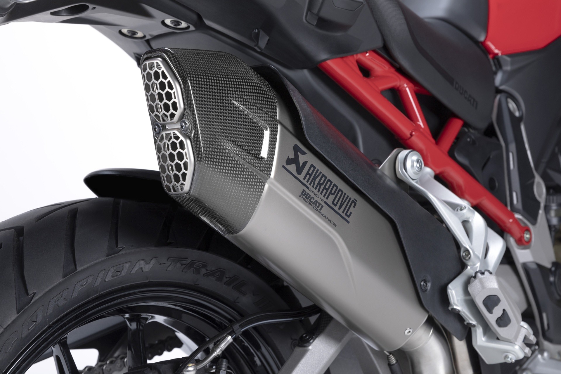 Ducati Multistrada V4 con Akrapovic