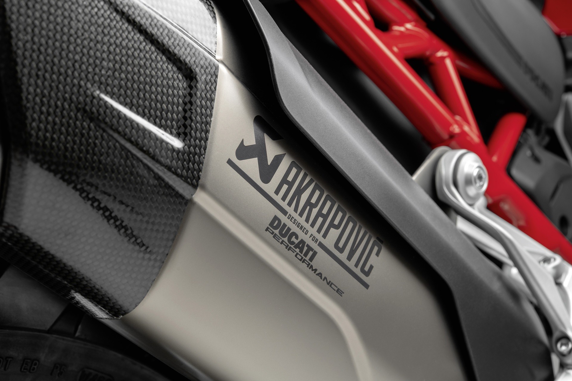 Ducati Multistrada V4 con Akrapovic