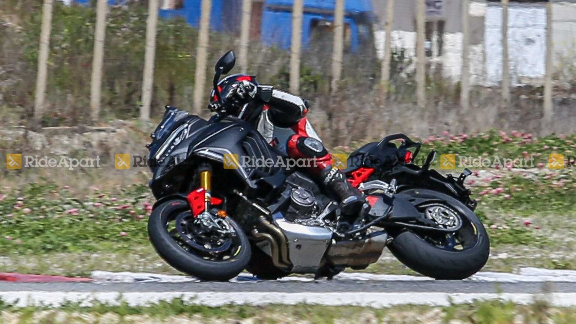 Ducati Multistrada V4: si rivede l'anteriore da 17 pollici (le foto spia)