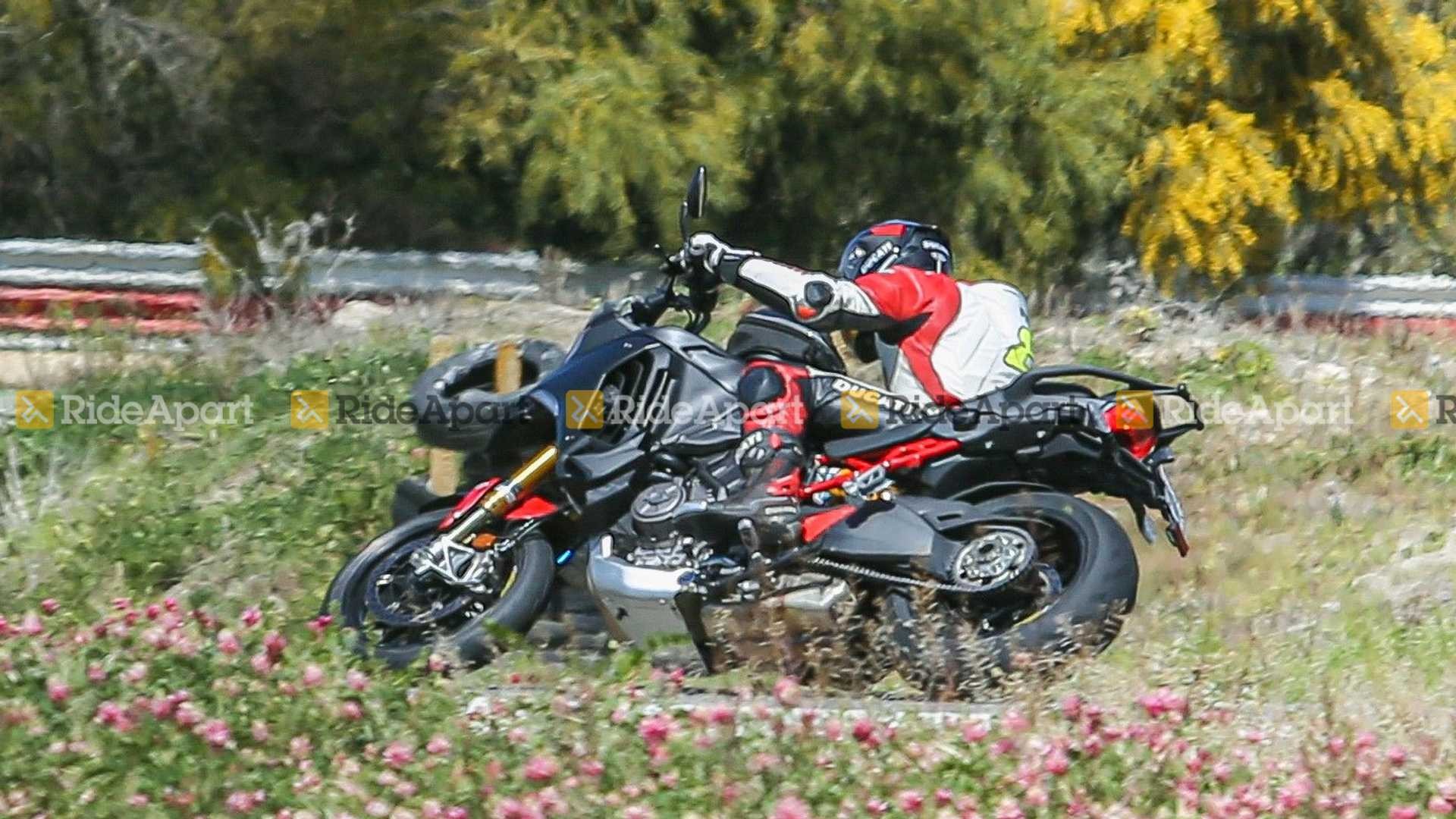 Ducati Multistrada V4: si rivede l'anteriore da 17 pollici (le foto spia)