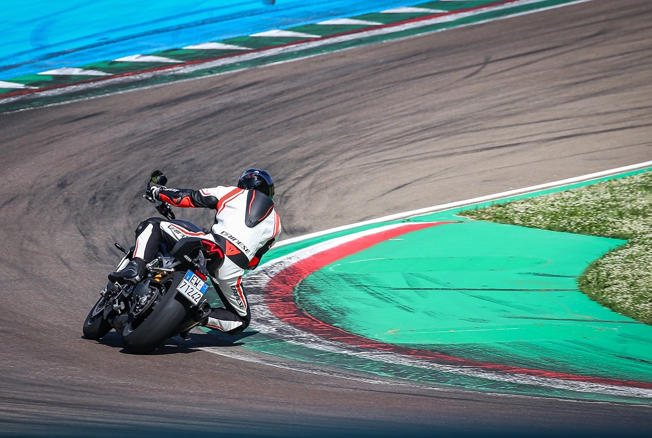 Triumph Speed Triple 1200 RS, le foto della prova