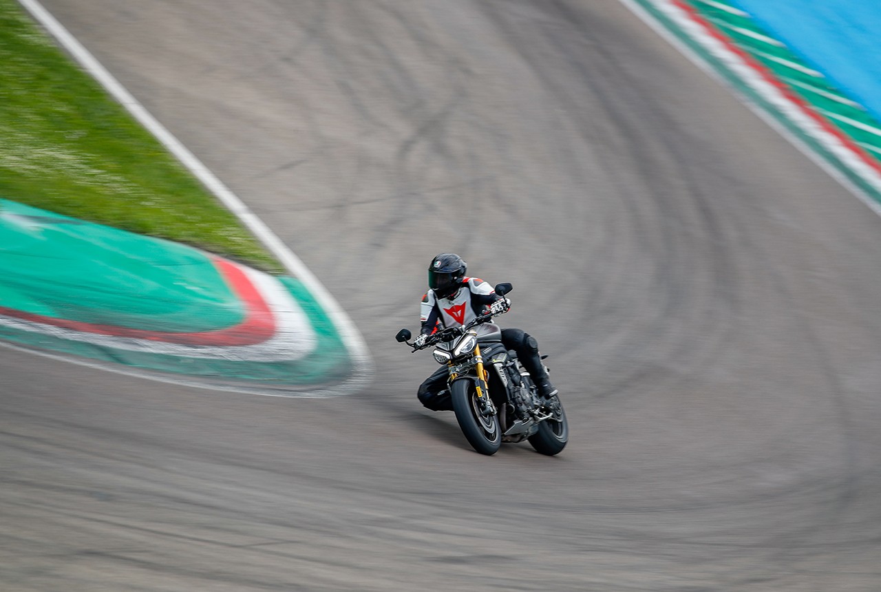 Triumph Speed Triple 1200 RS, le foto della prova