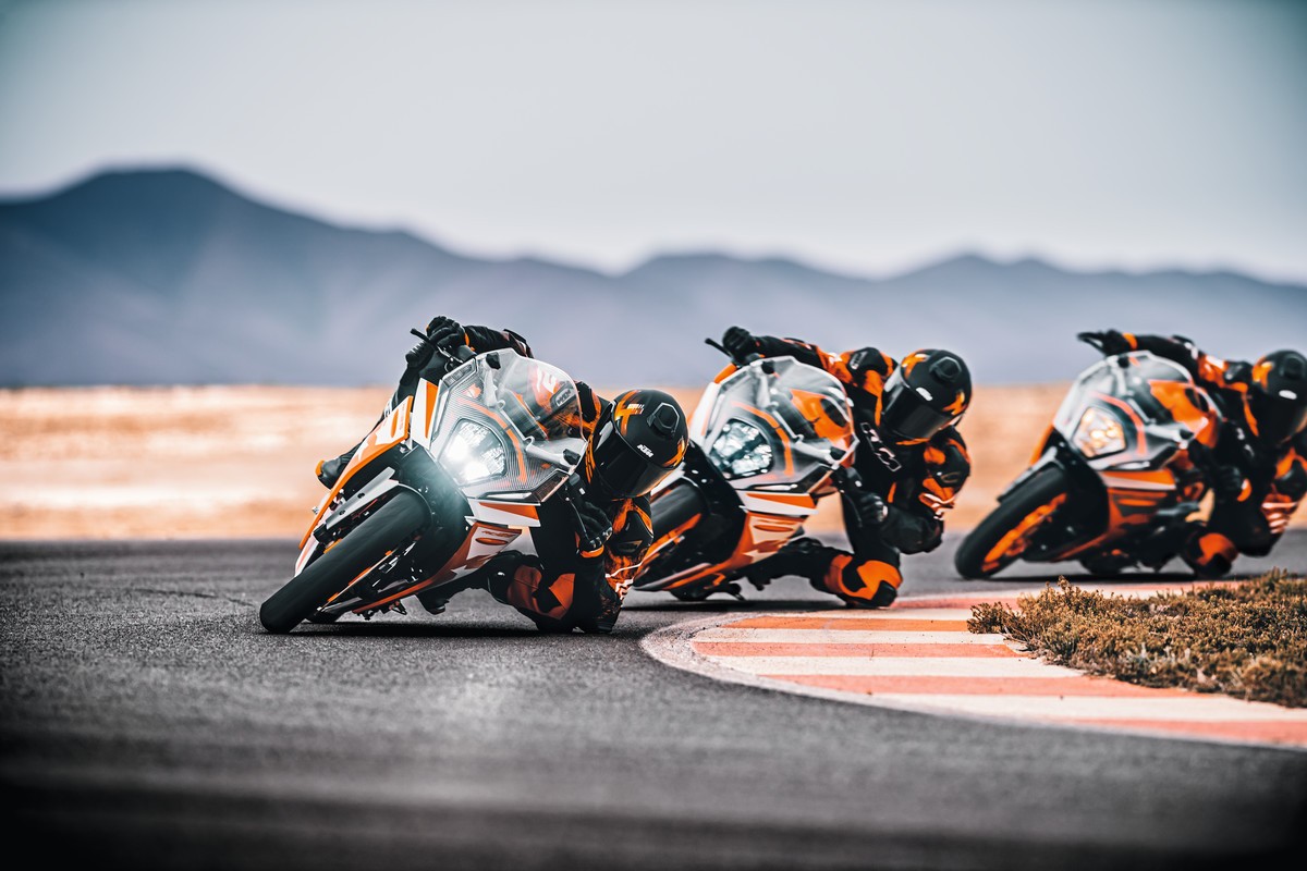 KTM RC 125 e RC 390 2022: le foto