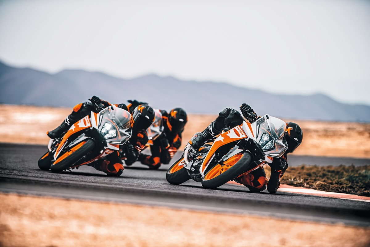 KTM RC 125 e RC 390 2022: le foto