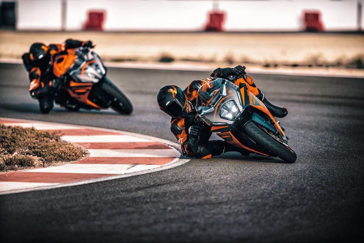 KTM RC 125 e RC 390 2022: le foto