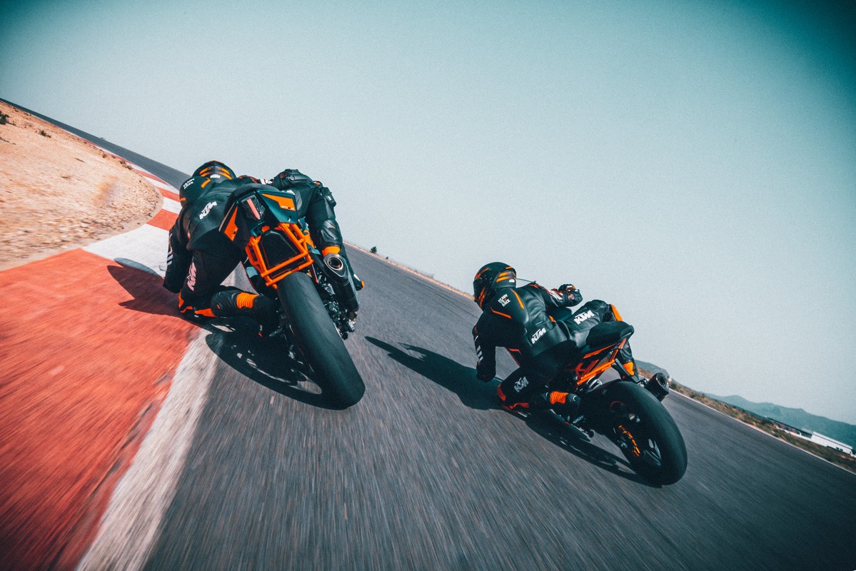 KTM RC 125 e RC 390 2022: le foto